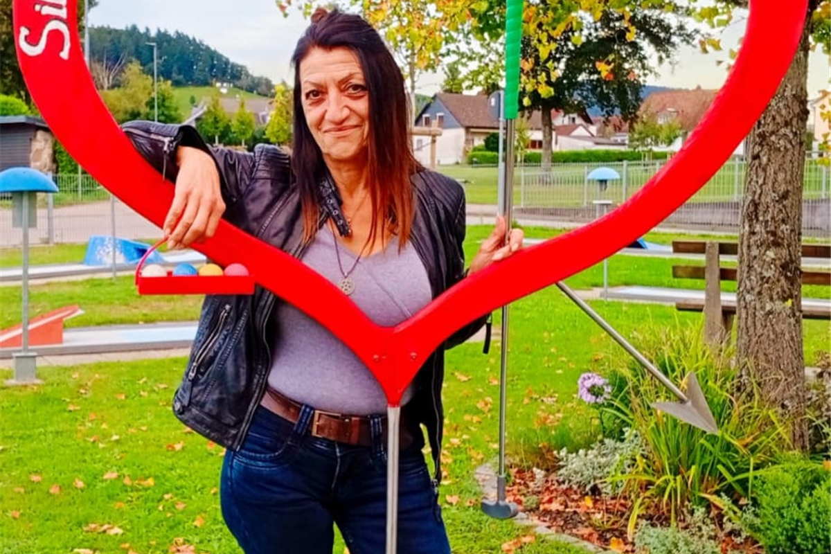 Betreiberin Silvia Suhl am Minigolfplatz Biberach