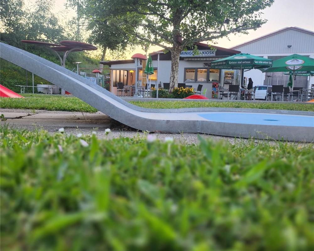 Blick über die Bahnen des Minigolfplatzes Biberach